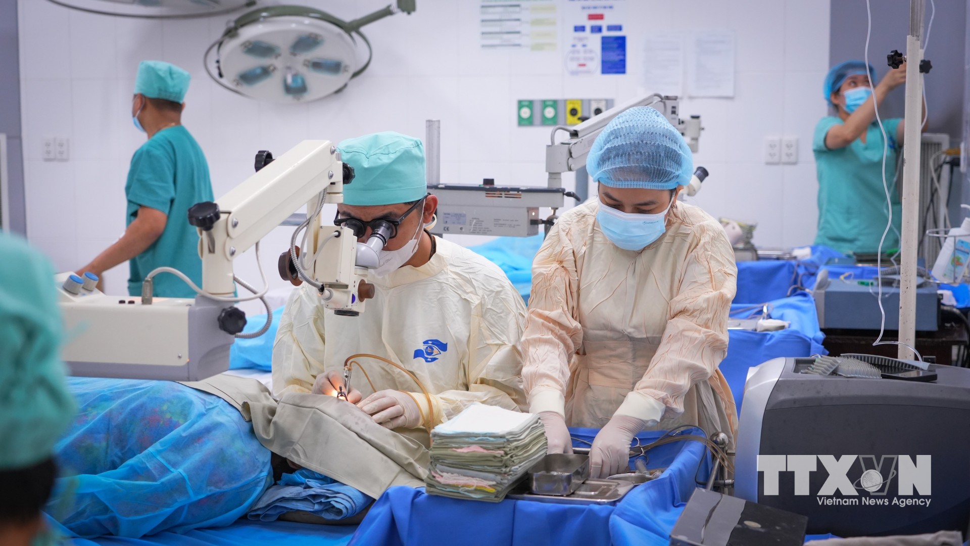 Các y, bác sĩ Bệnh viện Đa khoa khu vực Hậu Nghĩa, xã Hòa Khánh, tỉnh Tây Ninh thực hiện phẫu thuật mắt cho bệnh nhân. (Ảnh: Minh Phú/TTXVN)